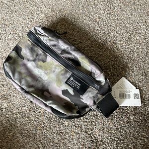 Clean lines belt bag